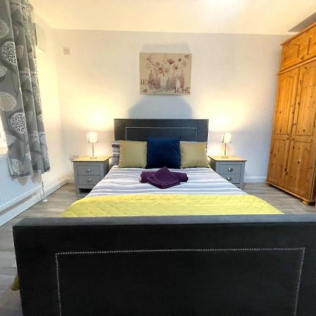 Deluxe 1-Bedroom Serviced Apartment Sleeps 4 For Short Or Long Stay กิลลิงแงม ภายนอก รูปภาพ