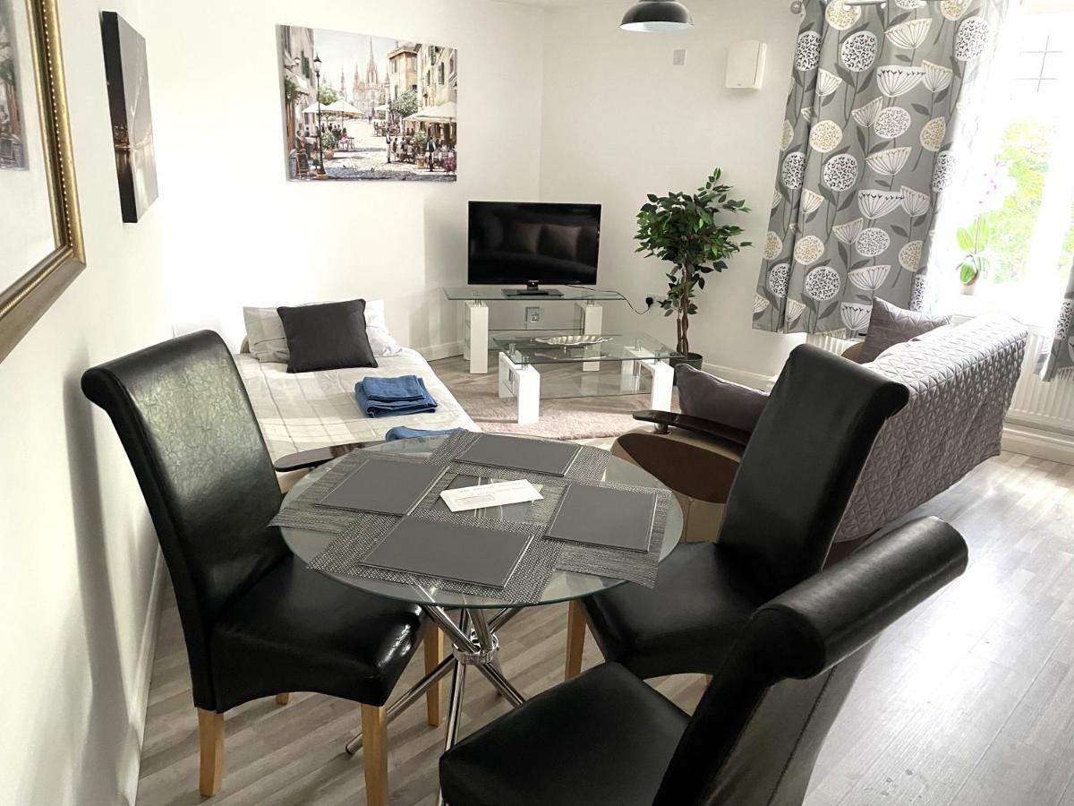 Deluxe 1-Bedroom Serviced Apartment Sleeps 4 For Short Or Long Stay กิลลิงแงม ภายนอก รูปภาพ