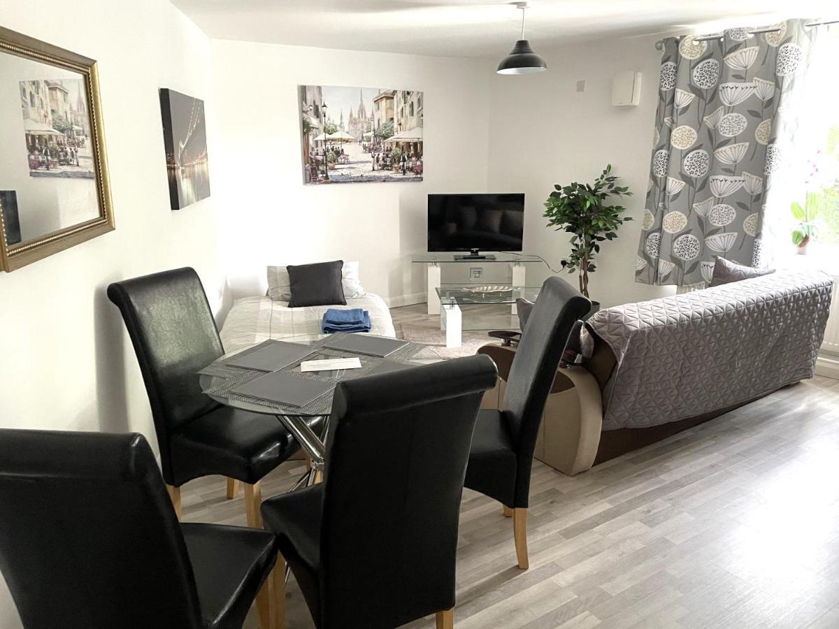 Deluxe 1-Bedroom Serviced Apartment Sleeps 4 For Short Or Long Stay กิลลิงแงม ภายนอก รูปภาพ