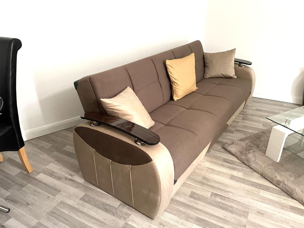 Deluxe 1-Bedroom Serviced Apartment Sleeps 4 For Short Or Long Stay กิลลิงแงม ภายนอก รูปภาพ