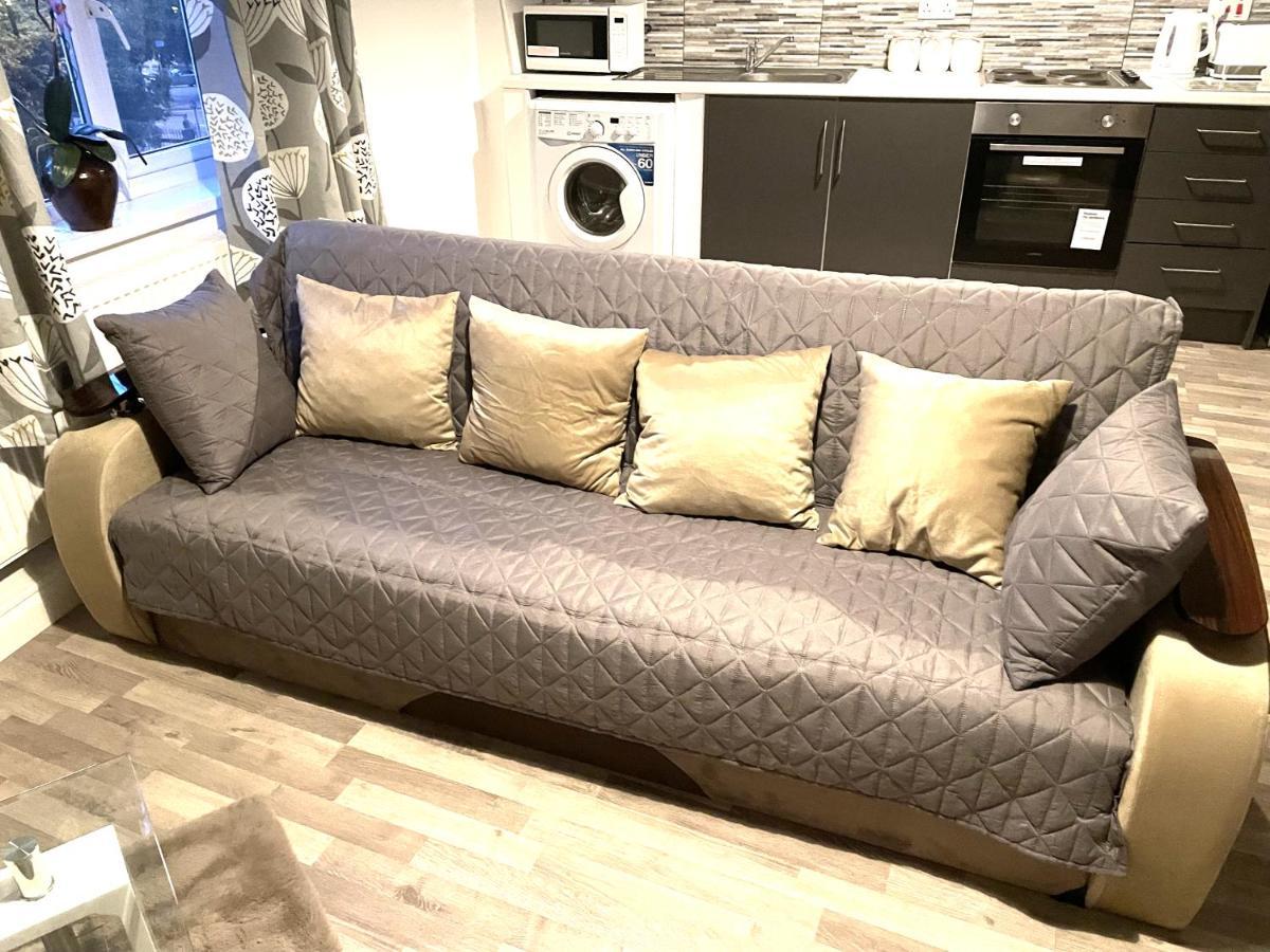 Deluxe 1-Bedroom Serviced Apartment Sleeps 4 For Short Or Long Stay กิลลิงแงม ภายนอก รูปภาพ