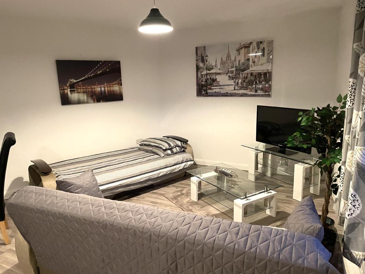 Deluxe 1-Bedroom Serviced Apartment Sleeps 4 For Short Or Long Stay กิลลิงแงม ภายนอก รูปภาพ