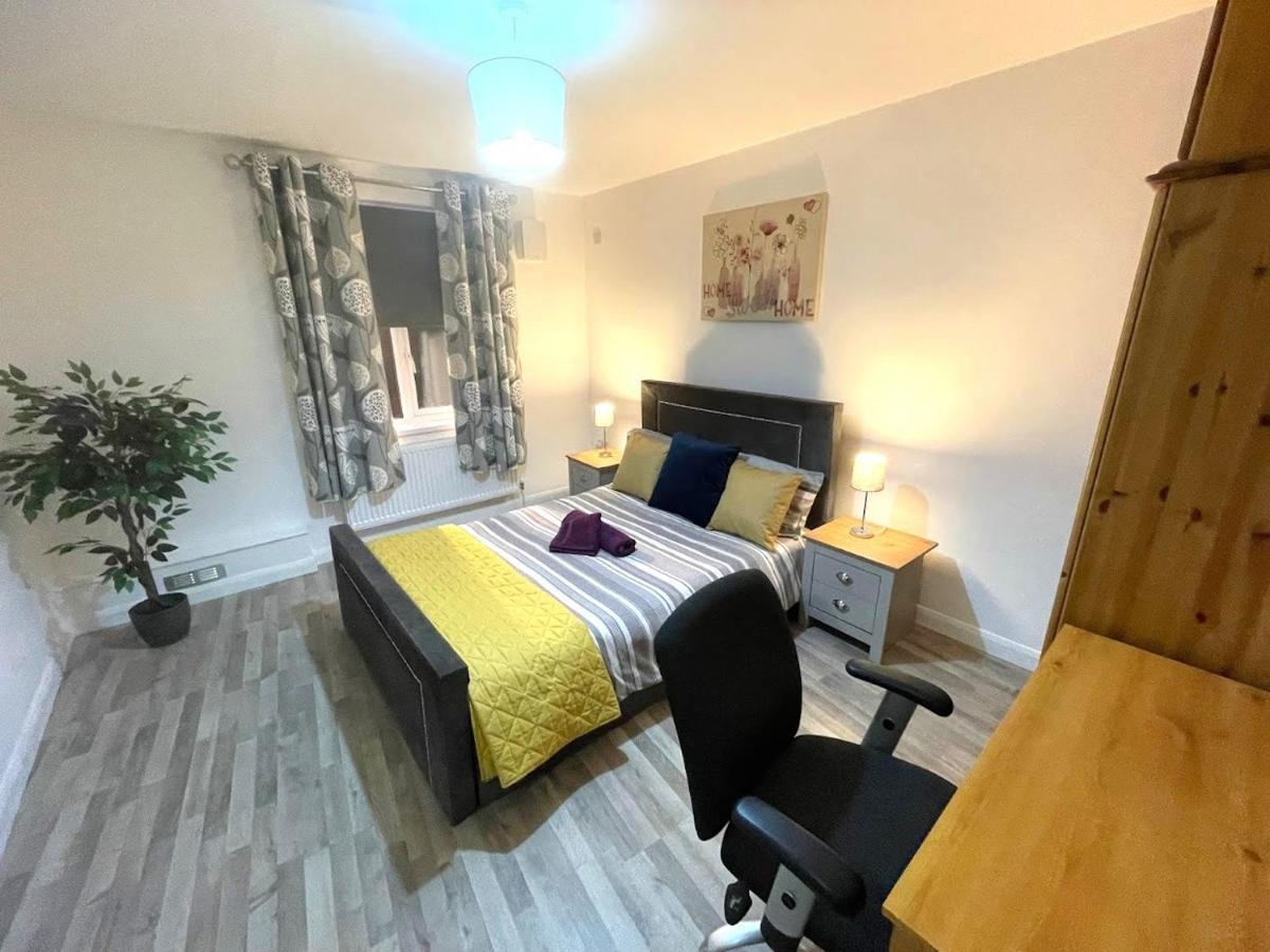 Deluxe 1-Bedroom Serviced Apartment Sleeps 4 For Short Or Long Stay กิลลิงแงม ภายนอก รูปภาพ