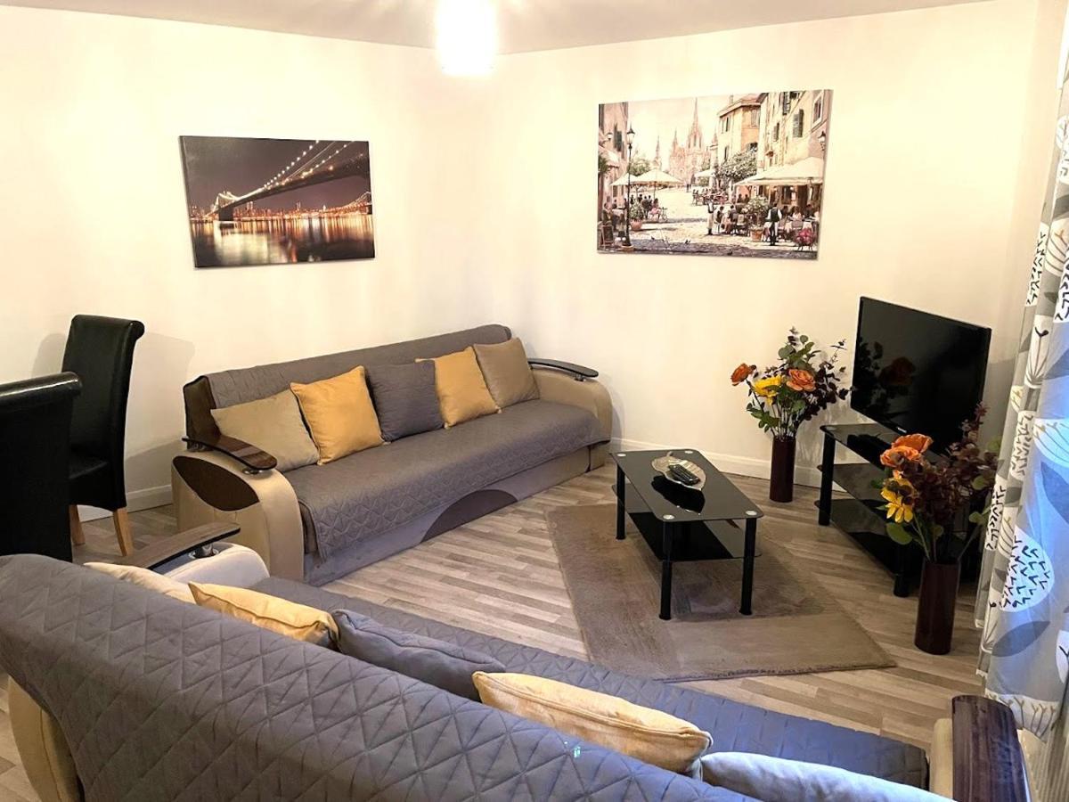 Deluxe 1-Bedroom Serviced Apartment Sleeps 4 For Short Or Long Stay กิลลิงแงม ภายนอก รูปภาพ