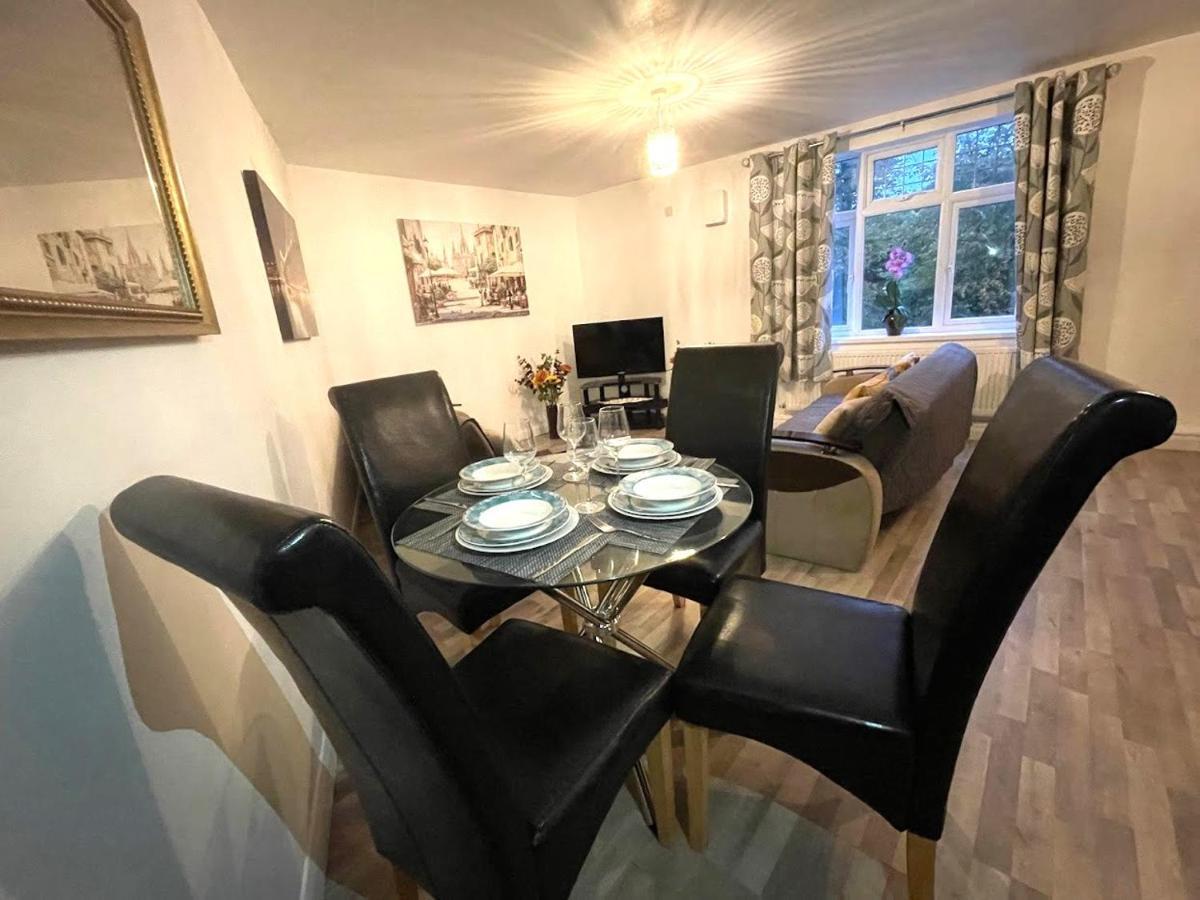 Deluxe 1-Bedroom Serviced Apartment Sleeps 4 For Short Or Long Stay กิลลิงแงม ภายนอก รูปภาพ