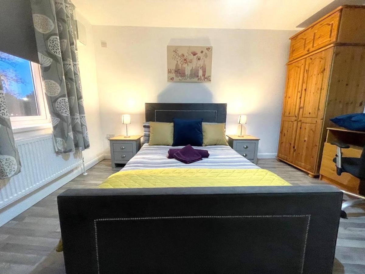 Deluxe 1-Bedroom Serviced Apartment Sleeps 4 For Short Or Long Stay กิลลิงแงม ภายนอก รูปภาพ