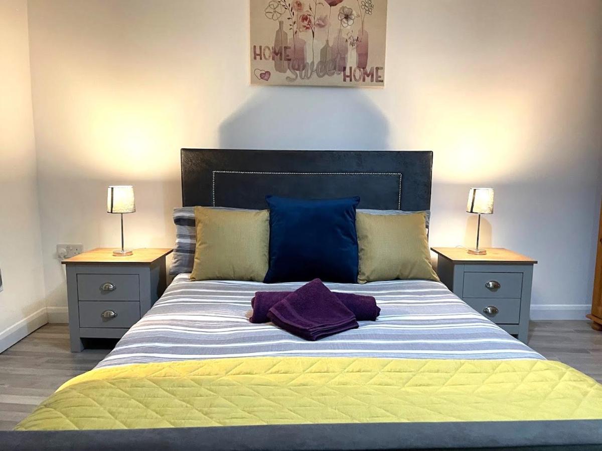 Deluxe 1-Bedroom Serviced Apartment Sleeps 4 For Short Or Long Stay กิลลิงแงม ภายนอก รูปภาพ