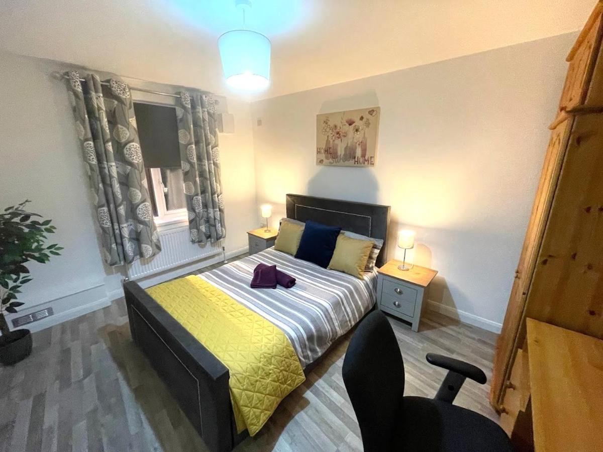 Deluxe 1-Bedroom Serviced Apartment Sleeps 4 For Short Or Long Stay กิลลิงแงม ภายนอก รูปภาพ