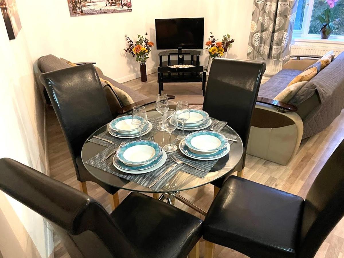 Deluxe 1-Bedroom Serviced Apartment Sleeps 4 For Short Or Long Stay กิลลิงแงม ภายนอก รูปภาพ