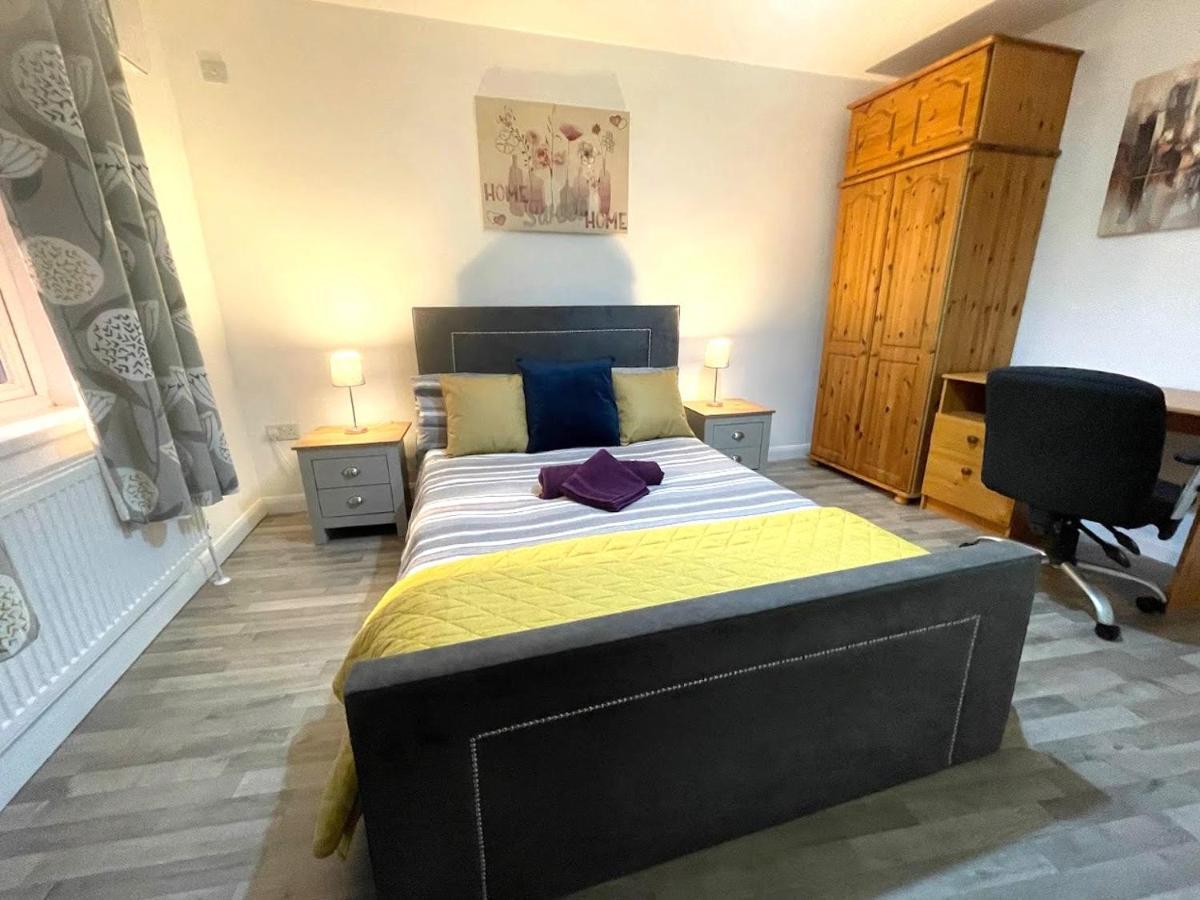 Deluxe 1-Bedroom Serviced Apartment Sleeps 4 For Short Or Long Stay กิลลิงแงม ภายนอก รูปภาพ